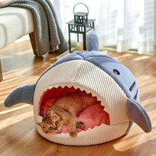 Lade das Bild in den Galerie-Viewer, Shark Pet Bed
